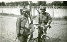 WW2…Un tirailleur sénégalais, soldat allemand, fusil 98K, bicyclette en France