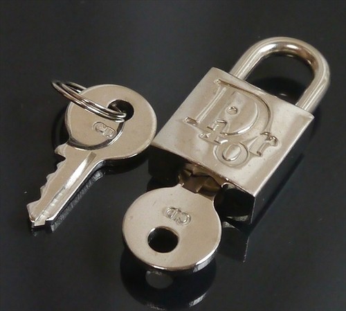 Authentique breloque cadenas
