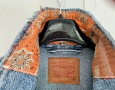 Veste LEVIS JEAN TAILLE M NEUVE AVEC MOTIFS SUR MANCHES ET COL