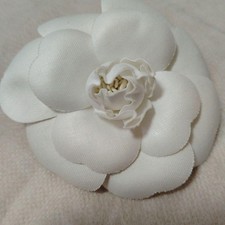 Broche CHANEL corsage camélia blanc femme d'occasion