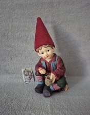 Figurine enfant garçon lutin en résine et chapeau en tissu