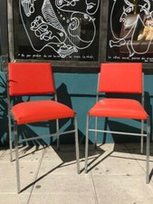 Chaises en alu et skai orange années 70
