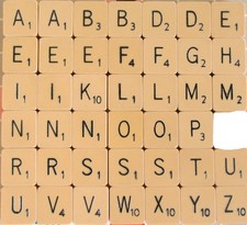 Scrabble:  Lettres noires,   Jetons couleur ivoire.