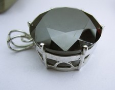 Énorme pendentif fin