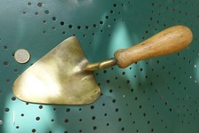 Une petite truelle en laiton