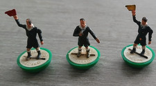 LOT DE 3 ARBITRES miniatures jeu football de table Années 70 SUBBUTEO drapeau