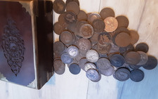 Coffre  bois avec monnaie bronze ( penny et centesimi ) 1kg350