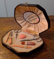 BOÎTE DE MANUCURE COMPLETE AVEC TOUS SES ELEMENTS ANNEES 30/50