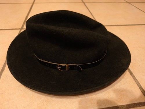 Chapeau type cowboy