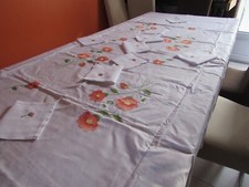 Jolie NAPPE DE TABLE BLANCHE