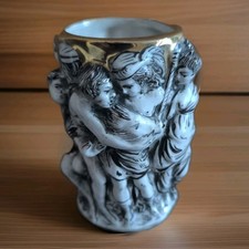 Petit pot Vase Capodimonte en Porcelaine, scènes mythologiques en relief