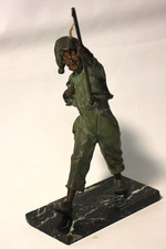 Sculpture régule sujet "Poulbot" sur socle marbre veiné h 43.5 cm