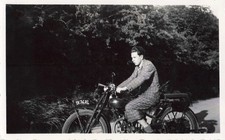 ANCIENNE PHOTOGRAPHIE JEUNE HOMME A MOTO ANCIENNE