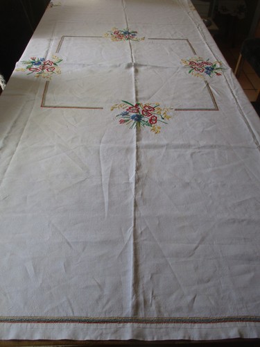 Grande belle nappe - belle, brodee