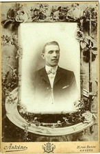 Belgique ANVERS un homme par Antoine, PHOTO CABINET montage fleurs