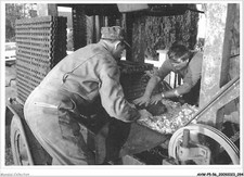 AHWP5-56-0461 - ST-YVES-BUBRY - presse à cidre guyonvarch 1984 - mise en plac