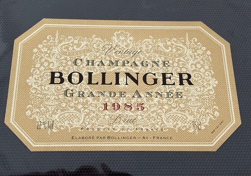 Une étiquette champagne - une,