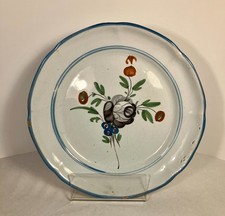 Nevers. Vers 1800. Belle assiette calotte en faïence à décor polychrome de fleur