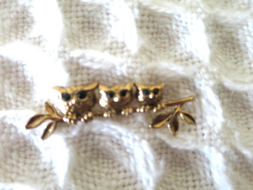 Broche doree signee m - broche,