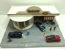 Diorama - Garage Peugeot (décor avec figurines et voitures Norev) 1/43e