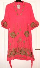 Jolie robe rose brodée fleurs