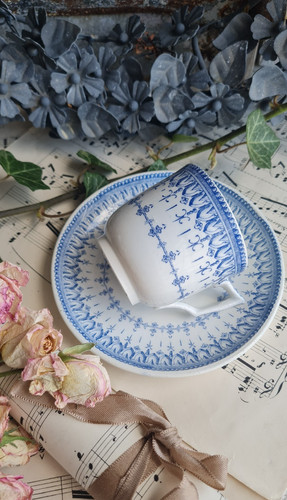 Ancienne tasse sous - et,