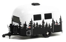 GREENLIGHT, Caravane Airstream 16 Bambi 1961 de la série HITCHED Homes sous b...