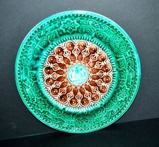 Assiette ancienne en barbotine vert turquoise marron moulure arabesque 19e s.