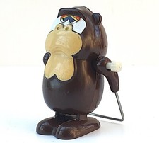 SINGE TRISTE SAUTANT À LA