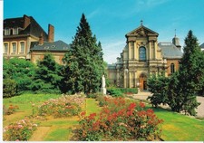 Lisieux - Le Carmel et statue en marbre blanc de Sœur Thérèse