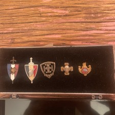 Lot d’insignes  boutonnières ( Vichy Scout Ancien combattant )
