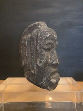 Tête sculptée pierre basalte art primitif africain ou tribal brut ancien