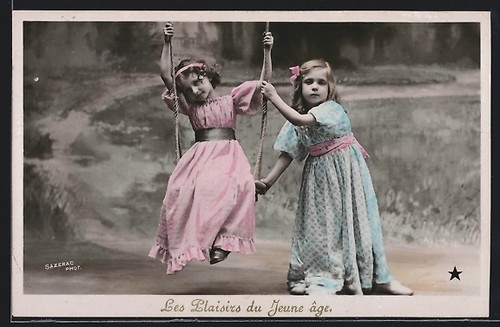 Deux petites filles une - petites,