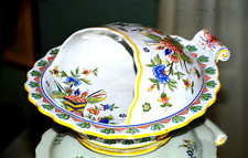 DESVRES — Fourmaintraux. | Plat à châtaignes (rare) en faïence, décor Rouen.