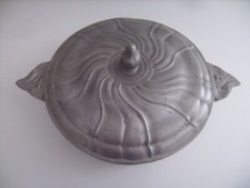 Ecuelle à oreilles ancienne en étain artisanal pur gravé mesurant 22 cm X 16 cm