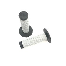 PAIRE DE BOUTONS GRIS D. 22/24