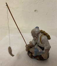 STATUETTE PECHEUR CHINOIS EN TERRE CUITE VERNISSEE AVEC PECHE A LA LIGNE