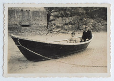 Père fils assis barque bateau plage - Photo ancienne snapshot