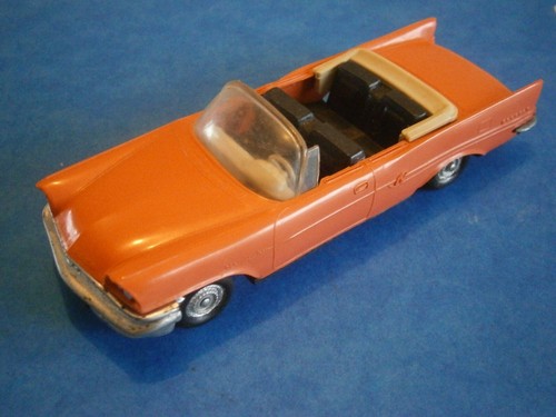Ancienne voiture plastique - ancienne, en