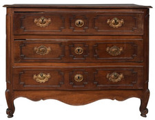 Commode galbée en noyer