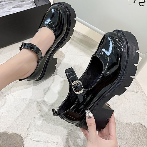 Paire chaussures à - 1,