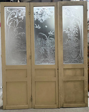 Suite de trois portes de séparation Art nouveau en bois et verre gravé XX siècle