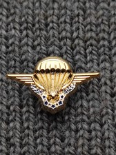 PIN'S  REDUCTION  BREVET  PARACHUTISTE  CHUTEUR  -  FIXATION  A  VIS