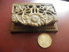 BOITE A TIMBRES ART NOUVEAU EN LAITON A DECOR DE TOURNESOL DEBUT XX°