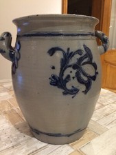 ancien et grand pot à