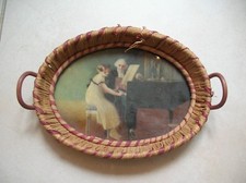 Plateau avec enfant au piano en bois raphia et verre daté 1944 de 24,6 cm