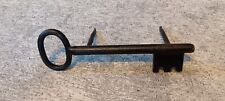 Imposante clé à sceller ou à poser en fer forgé et soudé de 26cm