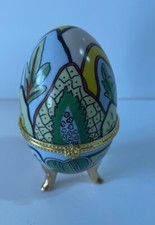 Oeuf en Porcelaine sur pieds