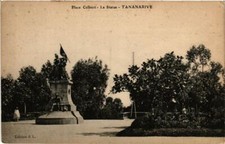 CPA AK TANANARIVE Place Colbert. La Statue MADAGASCAR (625227)