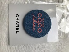 badge "" rouge coco shine ""broche. diametre 3,5 cms.